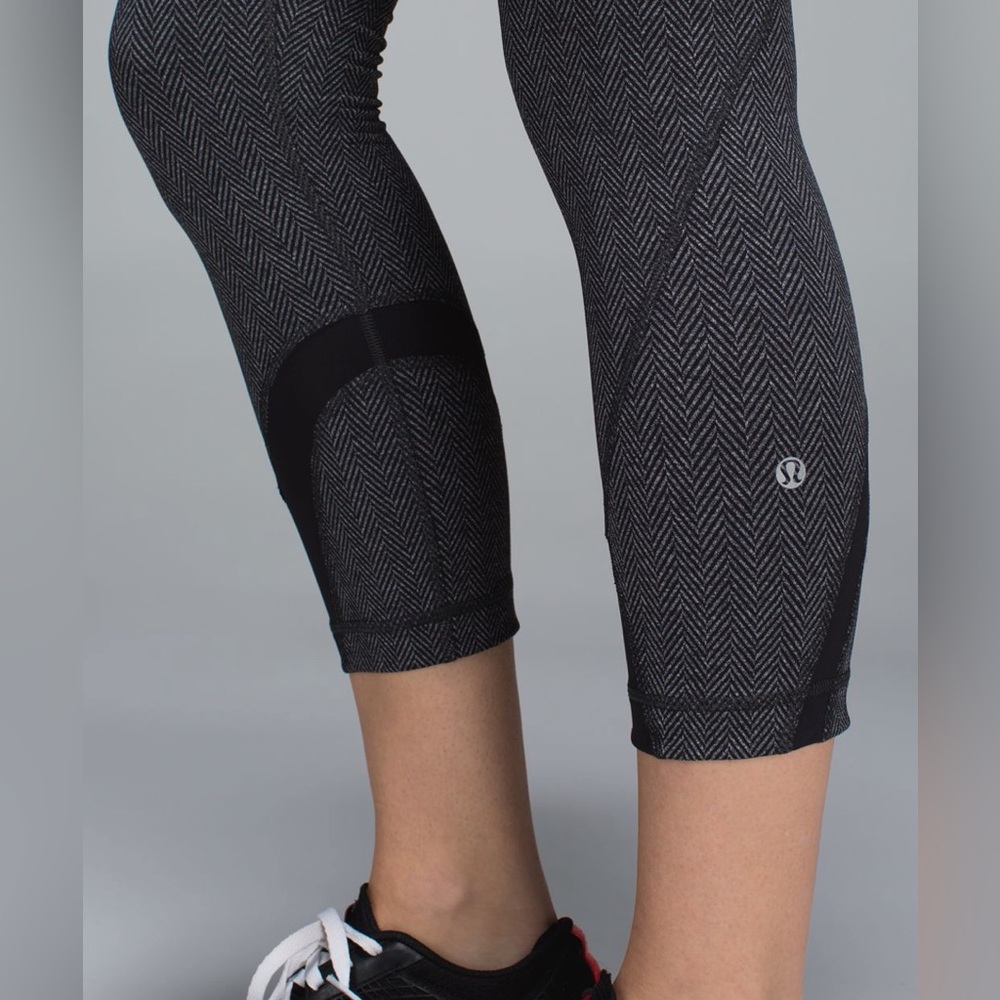Lululemon Run Inspire Crop ll Size 4 All Luxtreme Black Heathered Leggings - Picture 2 of 12